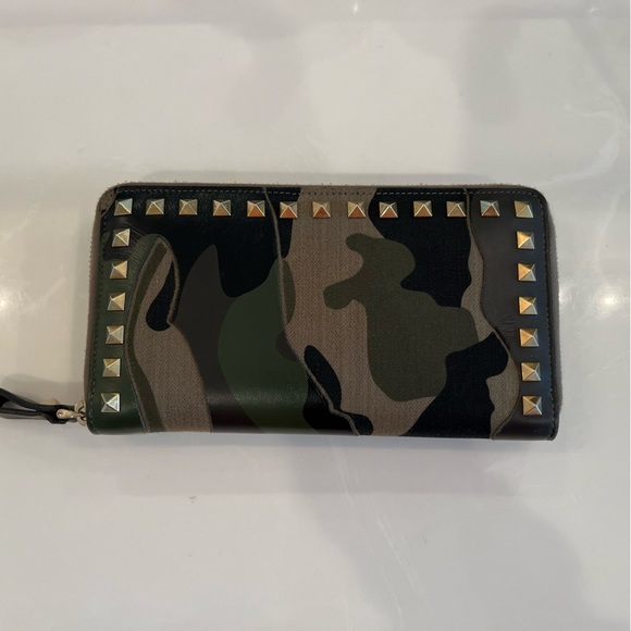 VALENTINO GARAVANI RockStud Camouflage Green Wallet - Picture 2 of 16